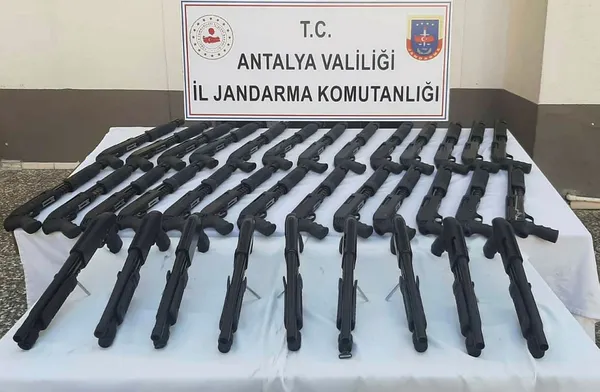 antalyada-silah-kacakciligi-operasyonu-35-tufek-ele-gecirildi-1666527674907.jpg Antalya'da silah kaçakçılığı operasyonu: 35 tüfek ele geçirildi - 1