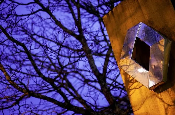 Fransa’da Renault çalışanları fabrikada yöneticilerini rehin aldı