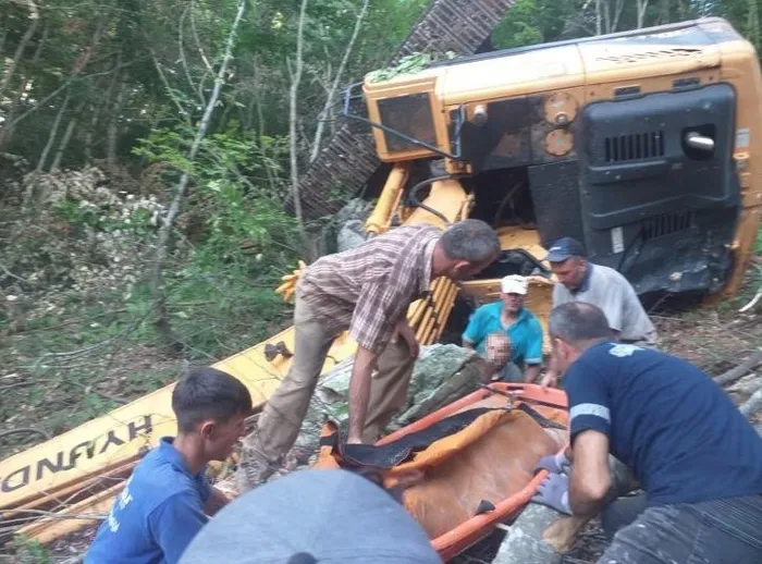 is-makinesi-dik-yamactan-50-metre-uctu-operator-altinda-kaldi-1719257152123.jpg İş makinesi dik yamaçtan 50 metre uçtu: Operatör altında kaldı - 2