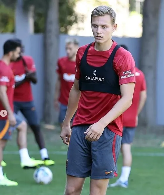 galatasarayin-yeni-transferleri-sahaya-indi-1662720573192.jpeg Galatasaray'ın yeni transferleri sahaya indi! - 2