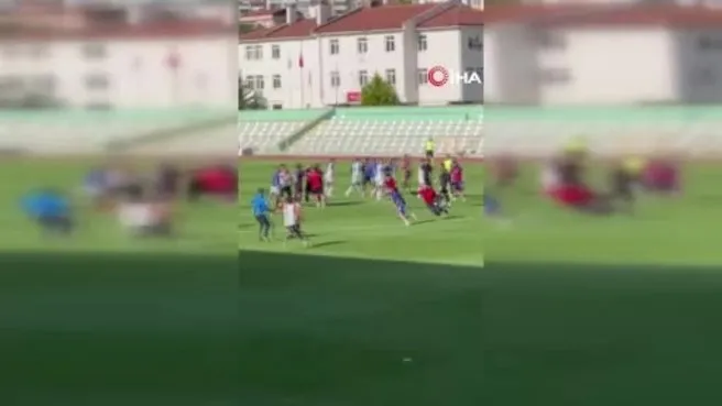 Amasya’da amatör maçta kavga kamerada