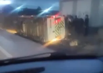 Başkentte feci kaza! Servis aracı yan yattı: Yaralılar var