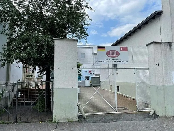 Almanya’da cami duvarına terör örgütü PKK yandaşlarınca yazı yazıldı