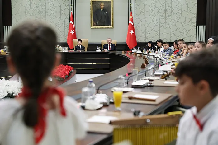 turkiye-23-nisani-kutluyor-milli-iradenin-simgesi-tbmm-104-yil-once-acildi-baskan-erdogan-kulliyede-cocuklari-1713878987231.jpg Türkiye 23 Nisan'ı kutluyor! Milli iradenin simgesi TBMM 104 yıl önce açıldı | Başkan Erdoğan Külliye'de çocukları ağırladı - 4