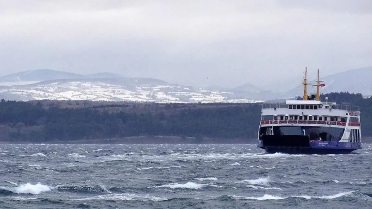Gökçeada-Kabatepe feribot seferlerine fırtına engeli