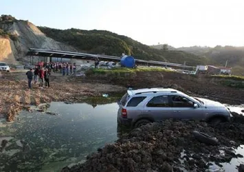 Polisten kaçarken bataklığa saplandı