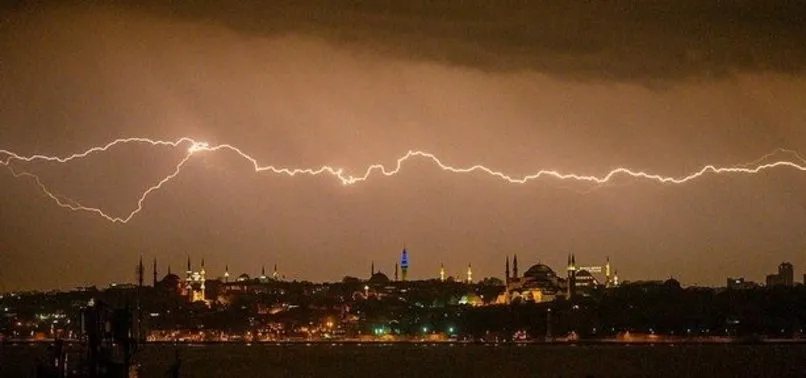 İstanbul'da beklenen sağanak yağış gece yarısı başladı