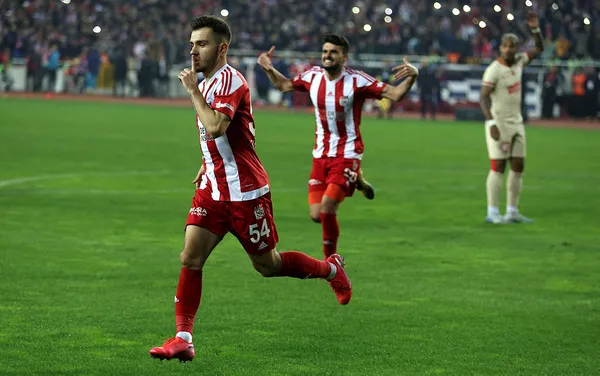 Son dakika: Galatasaray Emre Kılınç ile 4 yıllık anlaştı! - 1