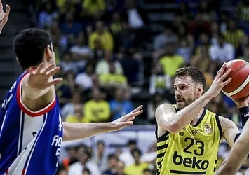 Fenerbahçe Beko Anadolu Efes'i farklı yendi! Seride durumu 1-0'a getirdi...