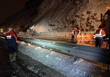 Van-Bitlis kara yoluna çığ düştü! Ulaşıma kapandı