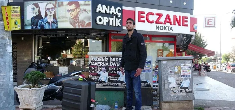 Cansız manken gibi duran turist hastaneye kaldırıldı