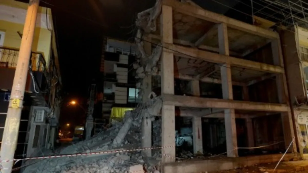 Apartman yıkımında korku dolu anlar! Beton parçalar yandaki eve çarptı