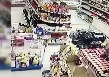 Markette deprem anları kamerada