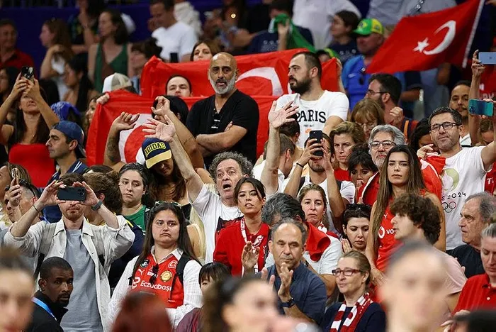 genclik-ve-spor-bakani-osman-askin-bak-paris-2024-olimpiyatlari-degerlendirmesi-federasyonlar-hesap-verecek-1723447627348.jpeg Türk taraftarlar Paris'teki olimpiyatlarda sporcularımıza destek verdi