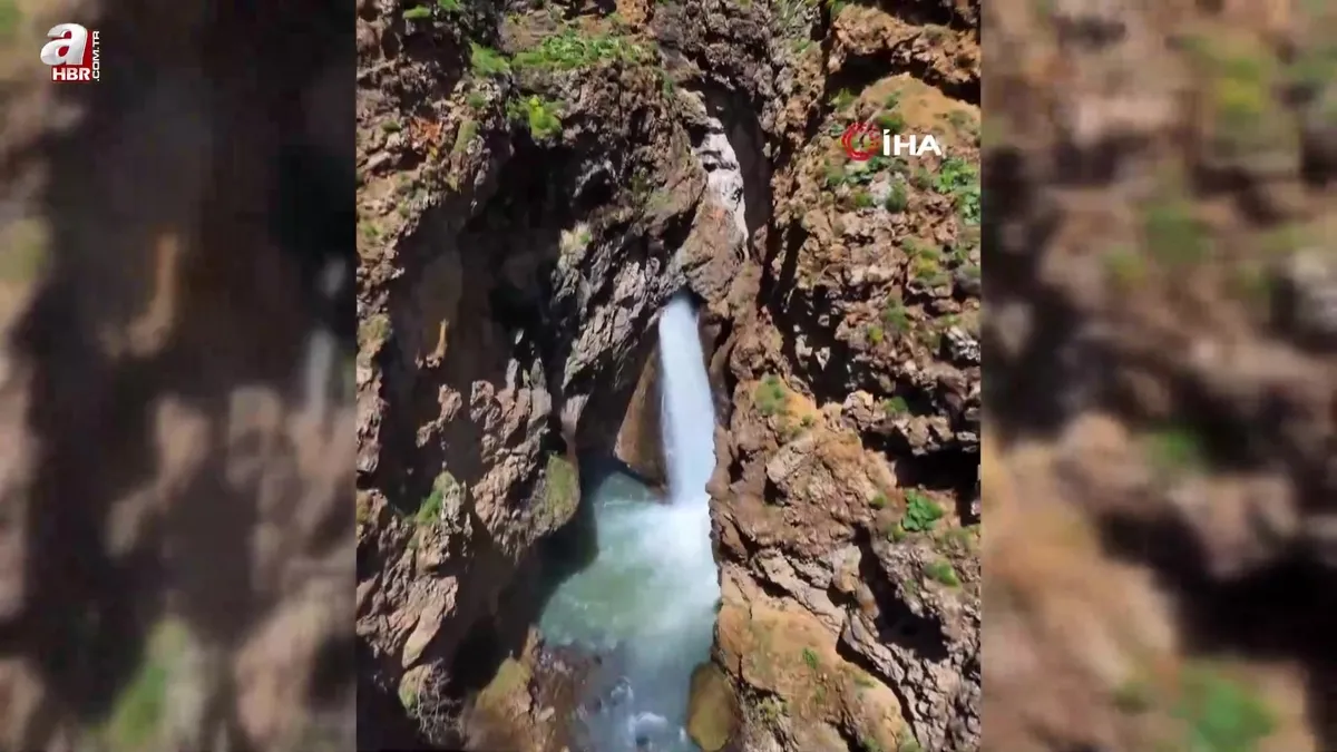 Böyle şelale görülmedi: Kayanın içinden süzülüyor