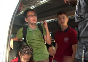 20 kişilik servisten 30 öğrenci çıktı