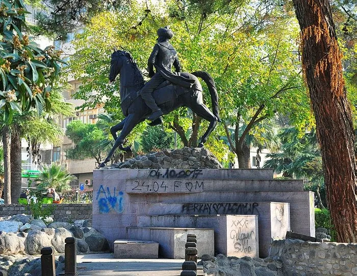 Manisa'da Fatih Sultan Mehmet heykeline büyük saygısızlık - 3