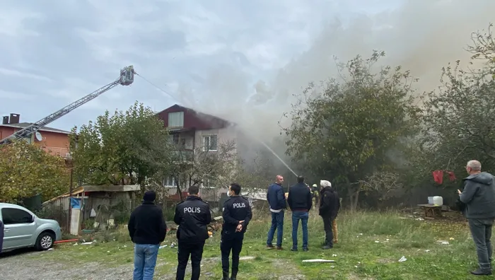 Son dakika: Üsküdar'da binanın çatısı alev alev yandı - 2