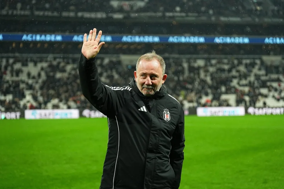 besiktasta-sergen-yalcin-ile-yollar-ayrildi-1779110112031.jpeg Yalçın Beşiktaş'a yaklaşık olarak 250 milyon TL bıraktı. (AA)