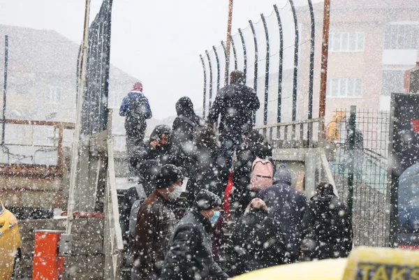 son-dakika-aybar-etkisini-gosterdi-istanbul-kar-altinda-istanbulda-kar-yagisi-kac-gun-surecek-meteorolojiden-5-1646973023468.jpg SON DAKİKA! Aybar etkisini gösterdi İstanbul kar altında! Meteoroloji'den 56 ile sarı ve turuncu kodlu uyarı | İstanbul'a TIR ve kamyonların girişi yasaklandı - 17