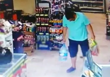 Marketin ortasına tuvaletini yaptı
