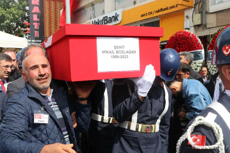 Teröristlerin aracını gasp edip, katlettiği veteriner hekim Mikail Bozlağan'a acı veda! Şehit babaya son bakış 9