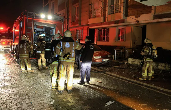 1606878732205.jpg Esenyurt'ta patlama! Korkuyla sokağa fırladılar - 2