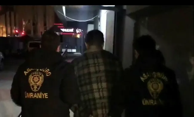 istanbulda-atmlere-kart-kopyalama-duzenegi-yerlestiren-supheli-yakalandi-1616998936432.jpg İstanbul’da ATM'lere kart kopyalama düzeneği yerleştiren şüpheli yakalandı - 2