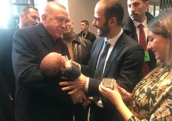 Başkan Erdoğan Mahir bebeğe altın taktı