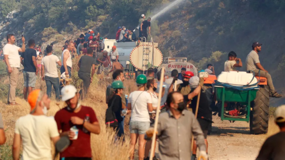 Türkiye yangınlara karşı tek yürek oldu! Doğmamış bebeğinin kıyafetlerini gönderdi