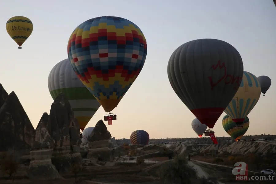 Kapadokya'da balonlar Atatürk afişleri ve bayraklarla uçtu 4