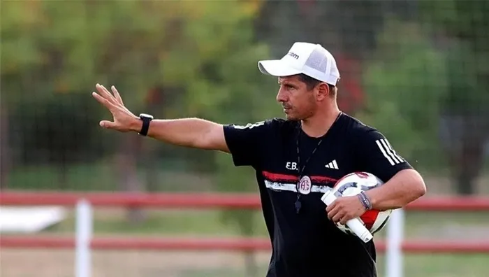 resmi-aciklama-geldi-hesapcom-antalyasporda-emre-belozoglu-donemi-sona-erdi-1759963712892.jpeg Resmi açıklama geldi! Antalyaspor'da Emre Belözoğlu dönemi sona erdi - 2