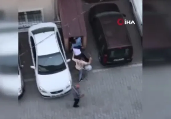 kizinin-sevgilisi-oldugunu-ogrenen-baba-dehset-sacti-genci-tekme-tokat-dovdugu-anlar-kamerada-1658997226844.jpg Kızının sevgilisi olduğunu öğrenen baba dehşet saçtı! Genci tekme tokat dövdüğü anlar kamerada - 2