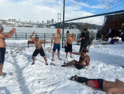 uskudarda-karin-sefasini-onlar-surdu-kar-banyosu-yapip-bogazin-buz-gibi-sularina-atladilar-1647165243252.jpg