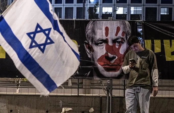 Tel Aviv'de Netanyahu hükümeti ve politikalarını protesto eden İsrailliler (AA)