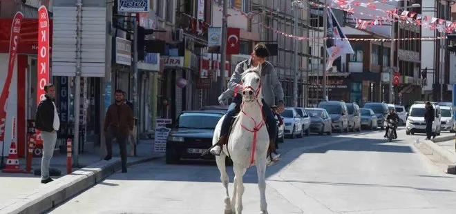 Konya’da caddede atla gezintiye çıktı! Görenler gözlerine inanamadı
