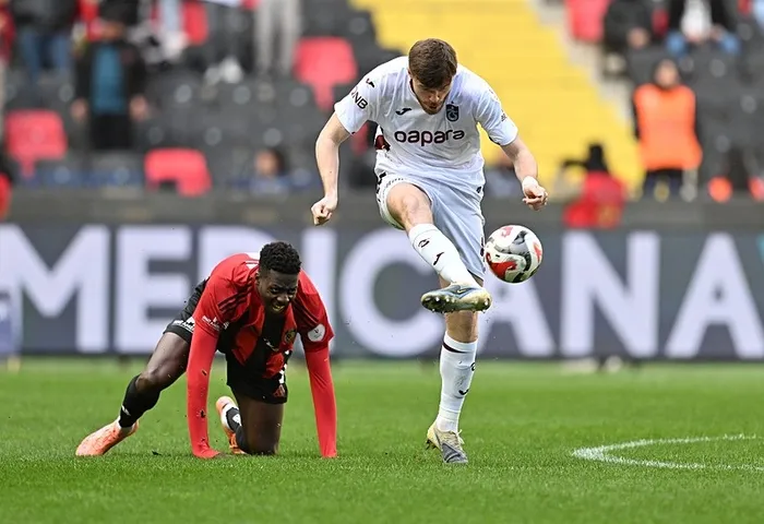 trabzonsporda-zirve-inadi-firtina-deplasmanda-hata-yapmadi-1771772900150.jpeg Trabzonspor'da zirve inadı! Fırtına deplasmanda hata yapmadı - 5