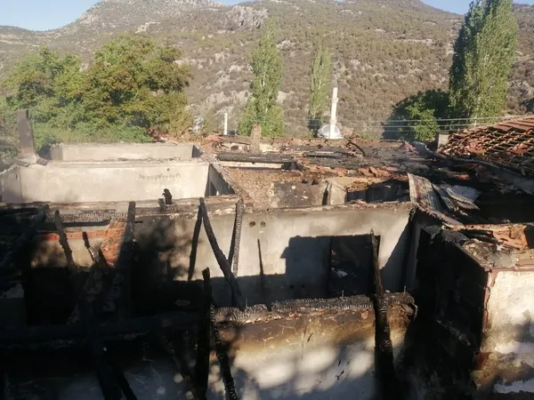 burdurda-korkutan-yangin-1-ev-kullanilmaz-hale-geldi-1-ev-agir-hasar-aldi-1657095997133.jpg Burdur’da korkutan yangın! 1 ev kullanılmaz hale geldi, 1 ev ağır hasar aldı - 3