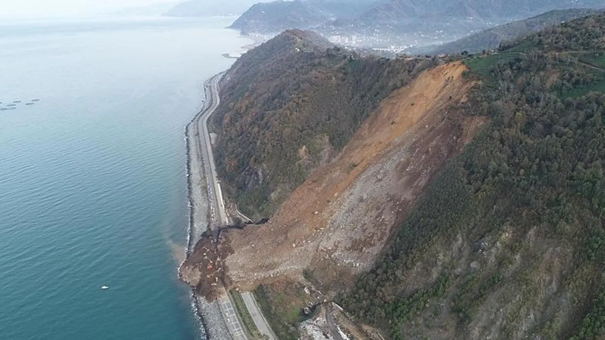 Karadeniz Sahil Yolu'nda heyelan! Kayıp 4 gençten acı haber