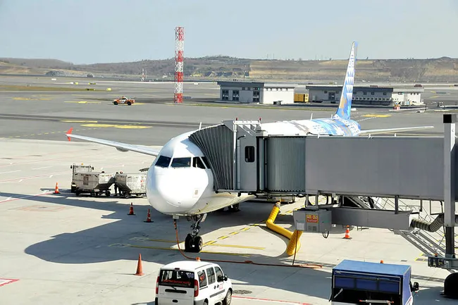 Antalya - İstanbul seferini yapan THY uçağında hareketli dakikalar! Rus sporcular maske takmadı polis çağırıldı - 3