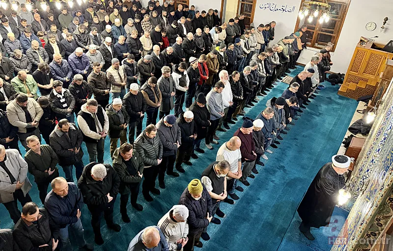 Ramazan'ın müjdecisi Berat Kandili dualarla idrak edildi! Vatandaşlar camilere akın etti 12