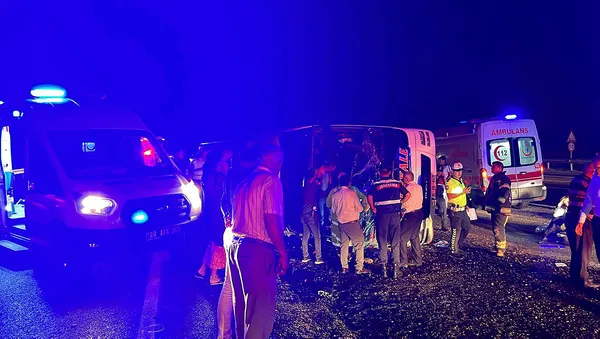 1661456894243.jpg Denizli'de yolcu otobüsü devrildi! Otobüste sıkışanlar var! Çok sayıda yaralı... - 3