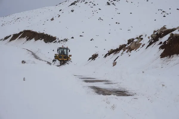 Şırnak'ta kar kalınlığı 1 metreyi buldu! Bölge beyaz örtüye teslim - 2