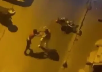 Şişli'de mahalleli sokağa döküldü! Bıçaklar çekildi! Bebek arabasıyla saldırdı