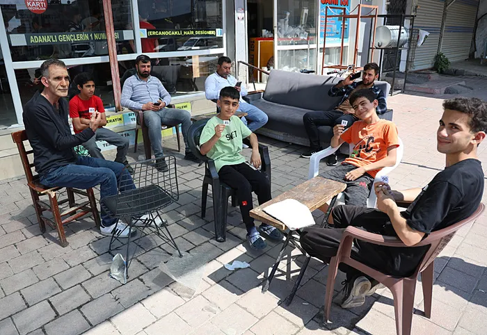 Banka sırası değil tıraş kuyruğu! Yoğunluk giderek artıyor - 4