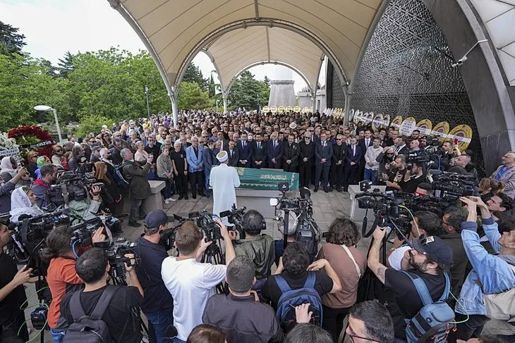 İlhan Şeşen son yolculuğuna uğurlandı! Cenaze töreninde talihsiz olay