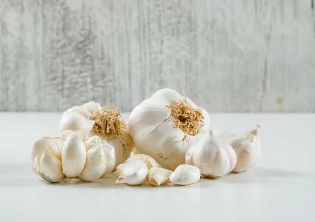 Sarımsağı soyup kabuklarını atıyor musunuz? Bir daha düşünün: Faydalarını duyunca şaşıracaksınız