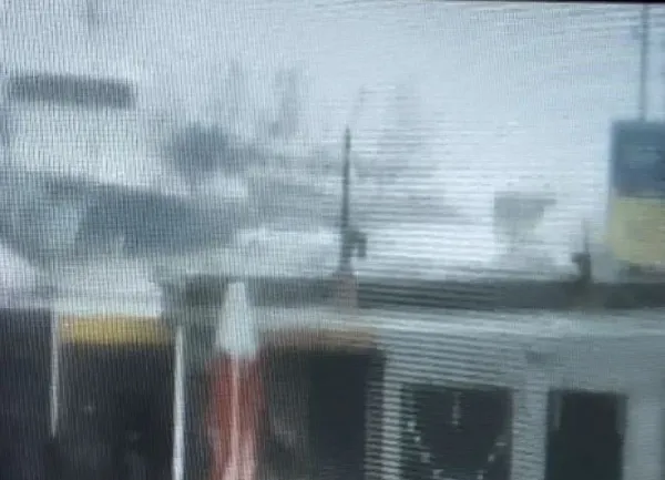 iett-otobusu-dalgalar-arasinda-kaldi-camlari-kirildi-korku-dolu-anlar-kamerada-1642317286766.jpg İETT otobüsü dalgalar arasında kaldı: Camları kırıldı! Korku dolu anlar kamerada - 5