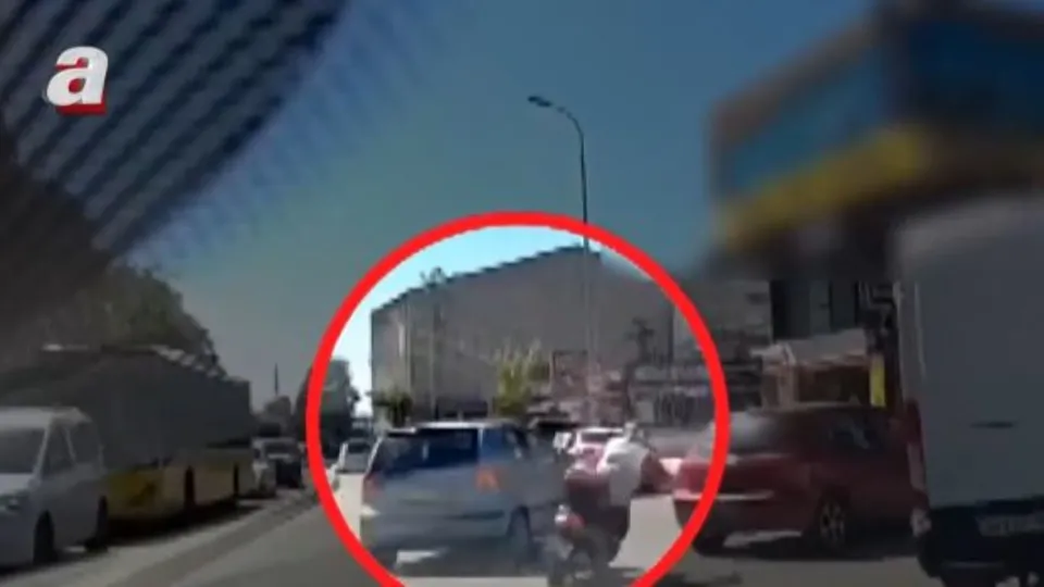 Kamyonet park halindeki araca çartı