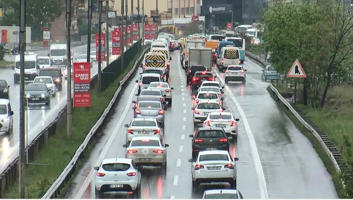 Pendik D-100 Karayolu'nda zincirleme kaza - 1